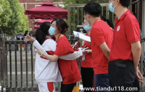 2022高考三天穿什么顏色衣服吉利（高考期間穿衣有什么講究顏色）