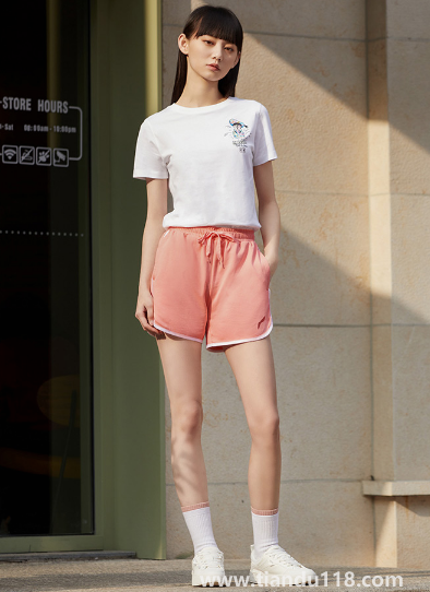 運(yùn)動(dòng)短褲買正好的還是大一號(hào)的2