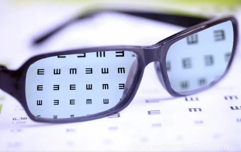 近視族玩手機(jī)可摘下眼鏡嗎3