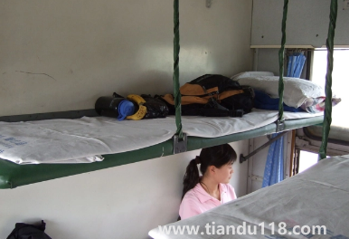 2022女生坐火車硬臥是上鋪好還是下鋪好(坐火車女孩選下鋪會(huì)怎么樣)(圖2) 女生坐火車硬臥是上鋪好還是下鋪好20222