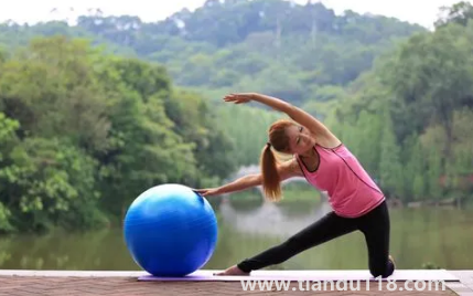 瑜伽球大一點(diǎn)好還是小一點(diǎn)好2