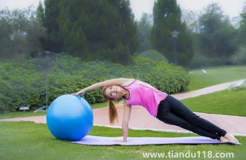 瑜伽球大一點(diǎn)好還是小一點(diǎn)好3