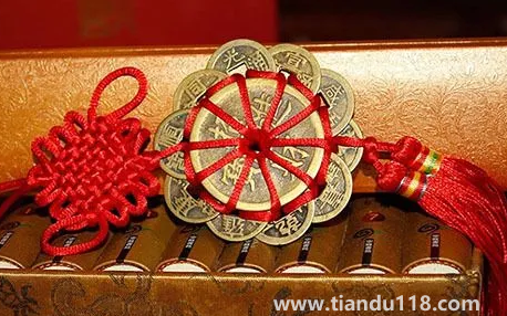 跟鄰居門對門五帝錢掛在門內(nèi)好不好（門上掛五帝錢的講究有哪些）