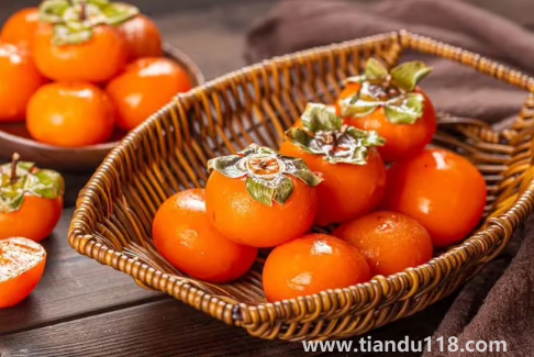 硬柿子里面有密密麻麻的黑點(diǎn)能吃嗎（柿子怎么看壞沒(méi)壞）