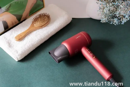 吹風(fēng)機(jī)要用冷風(fēng)吹還是熱風(fēng)吹3