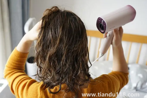 用吹風機吹鞋子會變黃嗎（吹風機吹鞋子怎么能快速吹干）