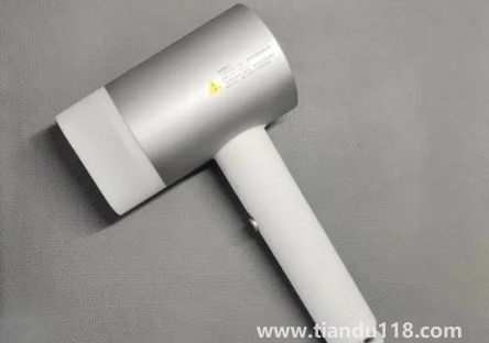 吹風(fēng)機能把頭發(fā)吹黃嗎2