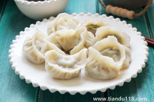 嚴(yán)重凍成一坨的餃子怎么吃（餃子怎么冷凍不會粘在一起）