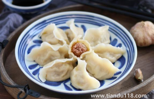 嚴(yán)重凍成一坨的餃子怎么吃(餃子怎么冷凍不會(huì)粘在一起)(圖3) 嚴(yán)重凍成一坨的餃子怎么吃3