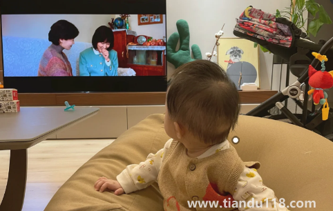 一歲半寶寶能看電視嗎(1歲寶寶近視眼的征兆)(圖2) 一歲半寶寶能看電視嗎2
