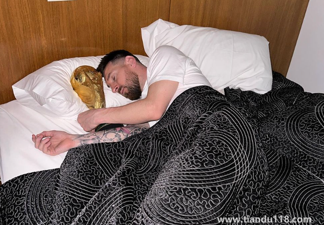 梅西睡覺都抱著大力神杯（吸引大批網(wǎng)友點(diǎn)贊）