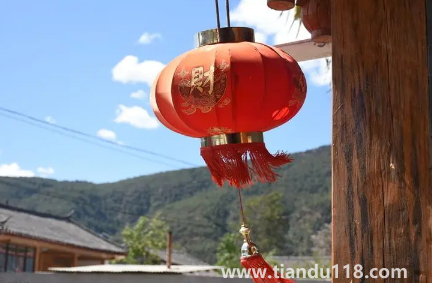 2023過年店鋪門口掛幾個燈籠（春節(jié)掛燈籠有什么講究）