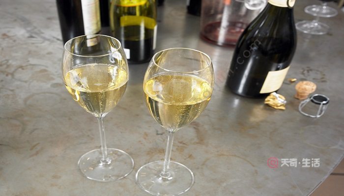 如何用白葡萄酒制作爽膚水 白葡萄酒制作爽膚水的好處(圖2) 如何用白葡萄酒制作爽膚水